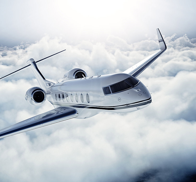 Privatjet fliegt über die Erde. Blauer Himmel mit weißen Wolken im Hintergrund.